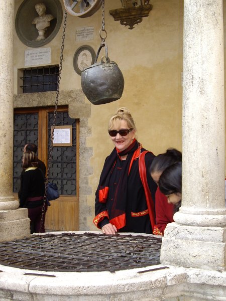 sienne touriste au puits.jpg